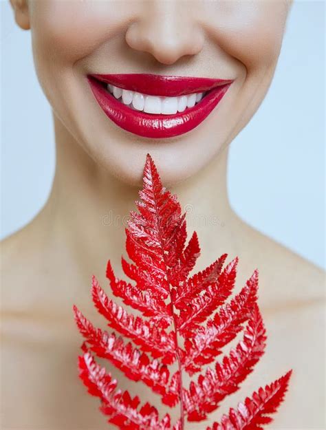 een vrouw met sensuele rode lippen en een varen stock afbeelding image of rood mooi 127310283