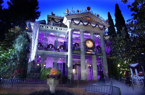 Disney Is Developing Haunted Mansion Animated Special For Tv Haunted Mansion Disneyland