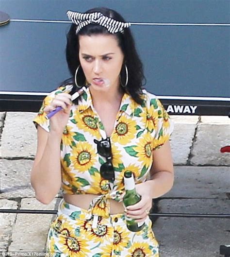 Labor Day 2013 Katy Perry Relaxes With A Beer And E Cigarette At Party
