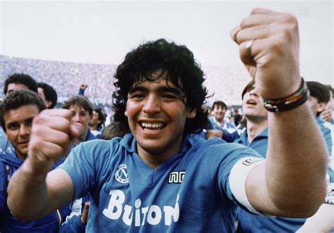 In queste ore, a tigre, nella sua abitazione, ci sono i soccorsi. Diego Armando Maradona è morto: confermata l'indiscrezione ...