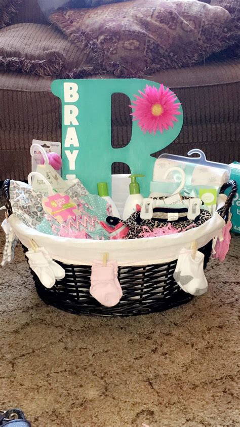 How to make a diaper bouquet. Baby shower gift for baby girl! Simple, fairly inexpensive ...