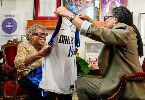 Dallas Mavs Visit With Opal Lee The Grandmother Of Juneteenth