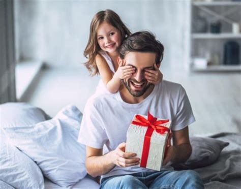 Con videollamadas entrecortadas y un inmenso vacío: Mejores MENSAJES DIA DEL PADRE 2021