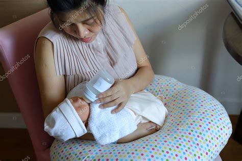 Madre Criando Un Poco A Su Hijo Mamá Amamantando A Un Bebé Recién