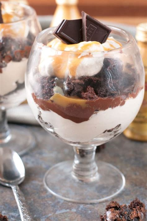 There's a fudgy brownie on the bottom, a layer of easy chocolate mousse and finally a layer of irresistible brownie batter mousse. Bailey's Chocolate Mousse Brownie Parfaits - Cake 'n Knife