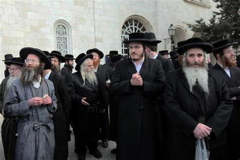 Hundreds Of Ultra Orthodox Jews Pray Outside Jlem Police Hq The