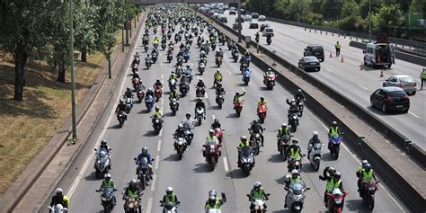 Des milliers de motards en colère défilent contre les km h
