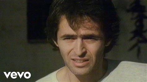N'y va pas y a des tempêtes et des naufrages le feu, les diables et les mirages je te sais si fragile parfois reste au creux de moi. Jean-Jacques Goldman, Sirima - Là-bas (Clip officiel ...