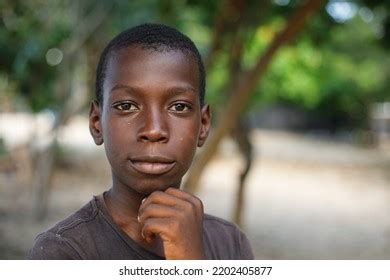 ドミニカ共和国マカオアフリカ系アメリカ人の少年のポートレートスラム写真素材 Shutterstock