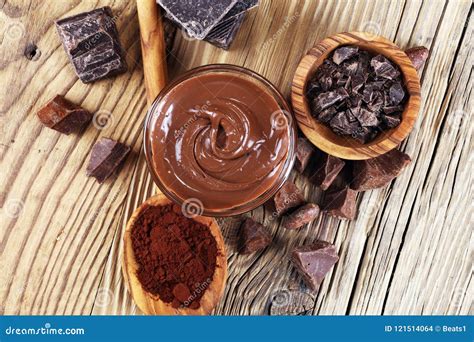 cioccolato di fusione o cioccolato fuso con un turbinio del cioccolato m fotografia stock
