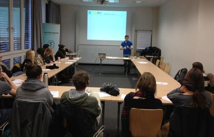 In dem videopodcast „corona im kaleidoskop geben freiburger forschende einblicke in unterschiedliche facetten der pandemie. Ein Erste Hilfe Kurs - von Studenten für Studenten - Via ...