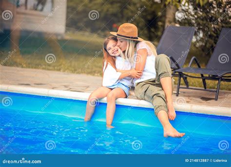 Moeder En Dochter Hebben Plezier In Het Zwembad Stock Afbeelding