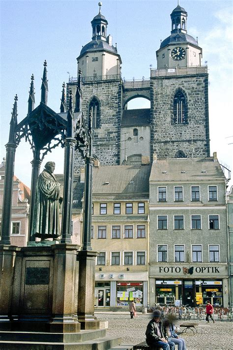 Lutherdenkmal Mit Marienkirche In Lutherstadt Wittenberg Staedte Fotosde