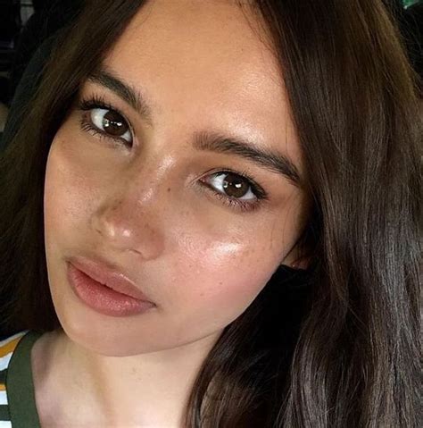 How To Fake Dewy Skin When Yours Is Dry Af Dewy Makeup