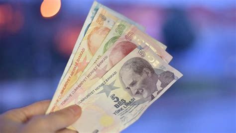 Şimdi ise emekliler yılda iki defa ödeme yapılan bayram ikramiyelerinin ne kadar olduğunu ve ne zaman hesaplara yatacağını merak ediyor. Emekli bayram ikramiyesi ne zaman ödenecek? Bakan açıkladı ...