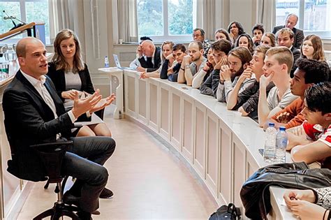 Misschien wel de bekendste ruimte is de plenaire zaal uit 1992. Gastcollege Diederik Samsom in Kamerlingh Onnes Gebouw ...