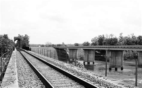 Through Truss Railroad Bridge Over Trinity River Us 59 Flickr