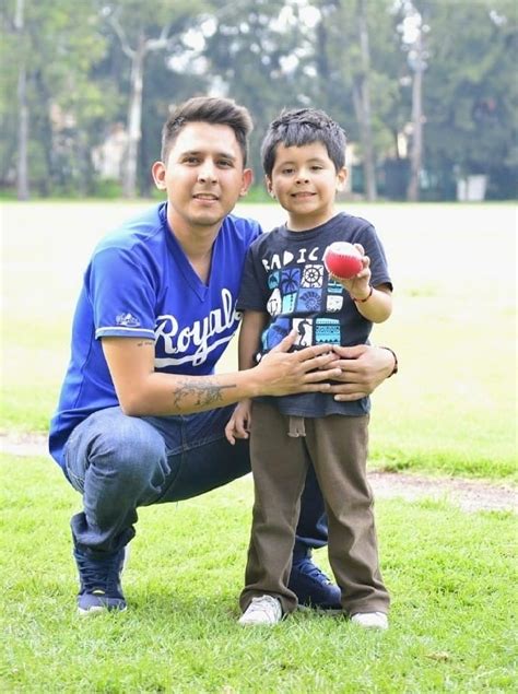 Padrastro Abrazando A Su Hijo En Un Campo De Beisbol Hombre Escribe