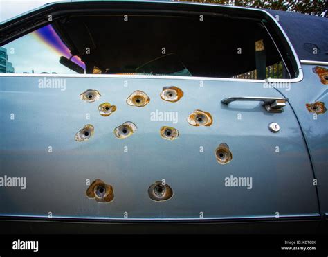 Einschusslöcher in einem Cadillac Auto Tür Stockfotografie ...