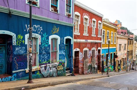 Chile has over 5,000km (3,100 miles) of coast on the south pacific ocean. Photographing Valparaiso, Chile | Earth Trekkers