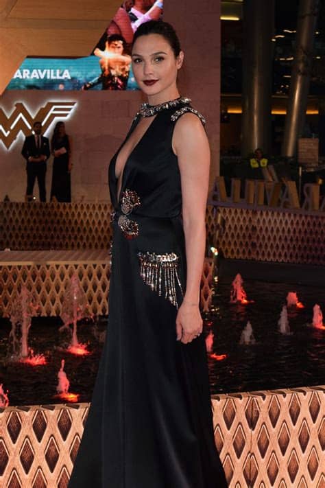 Gal gadot was supertiny back in 2013. Gal Gadot At 'Wonder Woman' Premiere in Mexico City - Celebzz