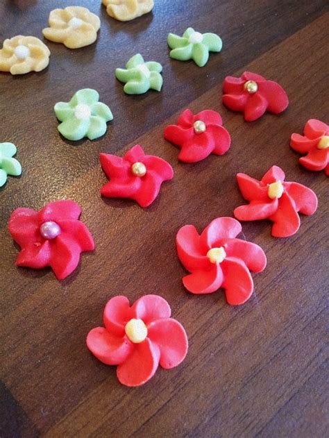 Icing flowers can seem intimidating, but with the right supplies, even beginners can create several simple yet beautiful blossoms. Royal Icing Recipe - Look At What I Made