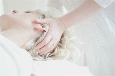 How To Give A Neck Massage With These Simple Steps Cushy Spa
