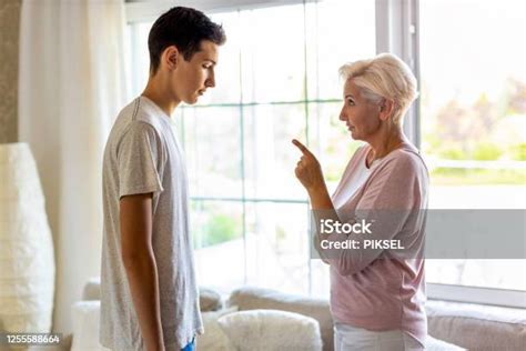 Madre Y Su Hijo Adolescente Discutiendo En Casa Foto De Stock Y Más