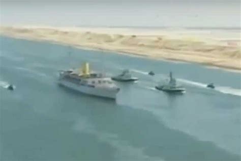 The vessel resumed its southbound transit to suez escorted by five tugs. Marine_marchande - Nouveau canal de Suez (2015)