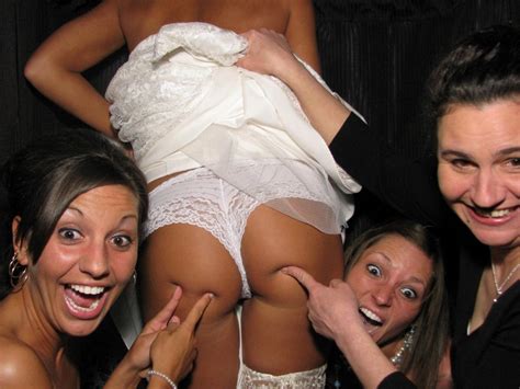 Bride Flashing Her Thong In A Photobooth With Her Bridesmaids Foto