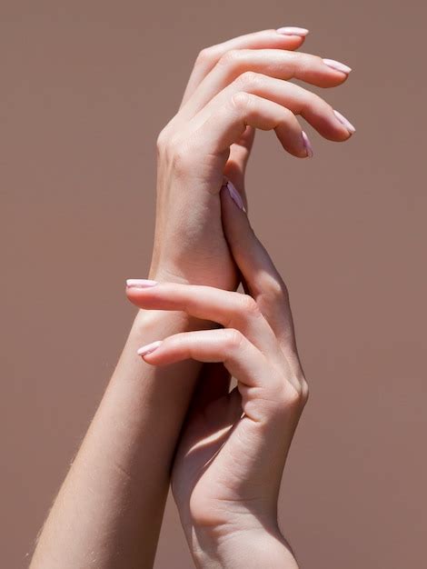 Mãos Delicadas Da Mulher No Centro Das Atenções Foto Premium