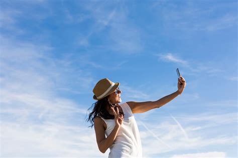 Mujer Joven Feliz Tomando Un Selfie Con Teléfono Móvil Al Atardecer Verano Diversión Y Estilo
