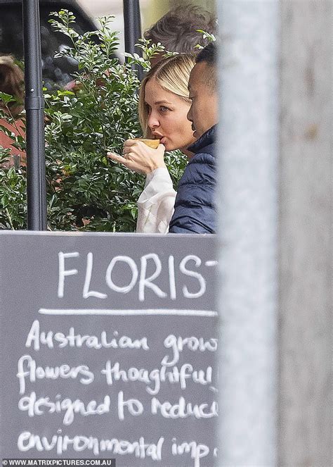 Lara Bingle Looks Effortlessly Chic As She Enjoys Lunch With A Friend In Bellevue Hill Readsector