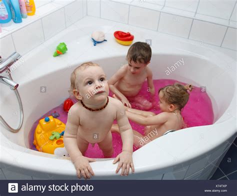 Kinder Spielen In Der Badewanne Mit Rosa Wasser Stockfoto Bild