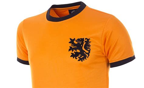 Het nederlands elftal is het vlaggenschip van de koninklijke nederlandse voetbalbond (knvb) prestaties nederlands elftal op eindrondes. Nederlands Elftal voetbalshirt 1978 - Voetbalshirts.com