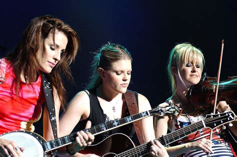 Boxscore Flashback The Chicks Kick Off Biggest Tour Yet With Bush Comment Heard Round The