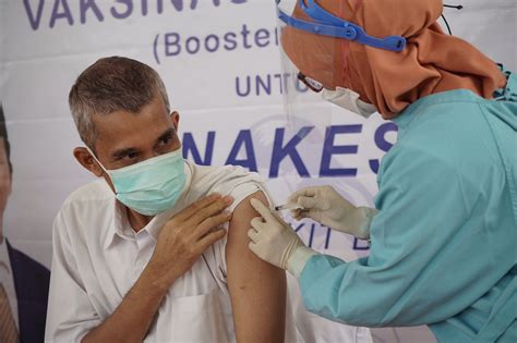 Rumah Sakit Bp Batam Beri Vaksin Dosis Ketiga Untuk Nakes