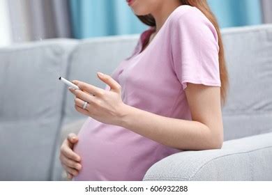 Mujer Embarazada Fumando Cigarrillos Sentada En Foto De Stock 606932288