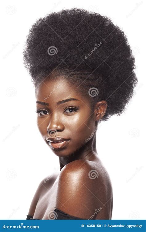 Unga Vackra Afrikanska Kvinnor Med Afro Fotografering F R Bildbyr Er Bild Av Innegrej