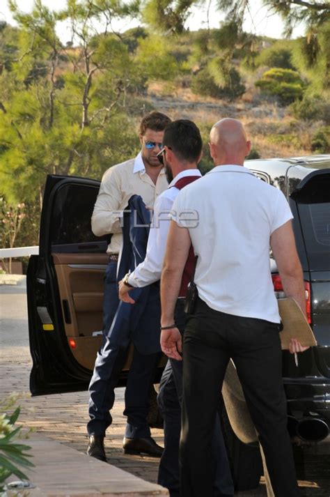 Είναι ένας γοητευτικός και διάσημος ηθοποιός, ερωτευμένος με τη γυναίκα του και προστατευτικός με την. Χρήστος Χολίδης - Χριστίνα Μουστάκα: Μαζί στο γάμο του ...