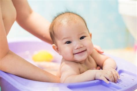 Una Sonrisa De Bebé Y Feliz Mientras Se Baña Con Su Madre En El Baño