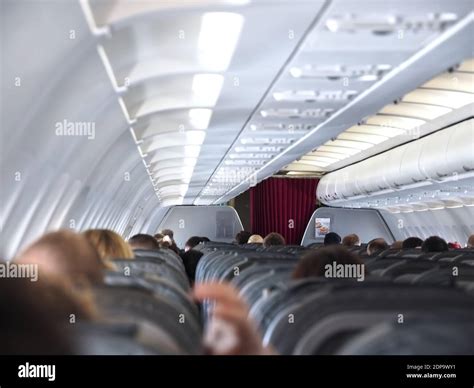 Aircraft Cabin Passengers Stockfotos Und Bilder Kaufen Alamy