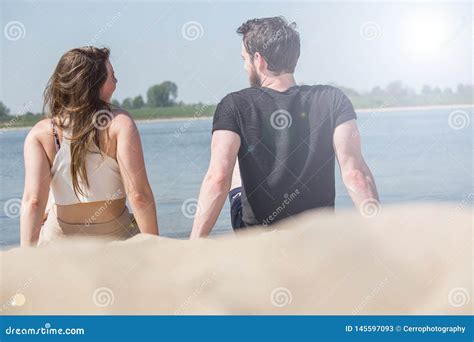 Romantische Paarzitting Op Het Strand En Het Genieten Van Van Mooie Overzeese Mening Liefde En