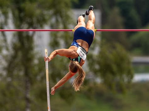 Angelica moser, innfødt i andelfingen , ble uteksaminert fra rämibühl videregående skole for kunst og sport i zürich i juli 2016. Angelica Moser setzt ihren Höhenflug fort | Swiss Athletics