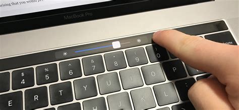 De qué forma borrar los datos de la barra táctil de MacBook Pro