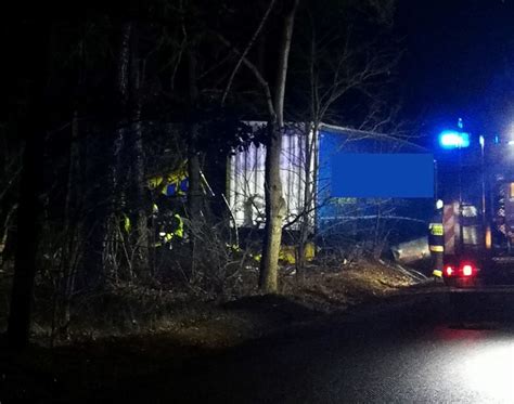 Tragiczny Wypadek Na Dk Ci Ar Wka Uderzy A W Drzewo Nie Yje