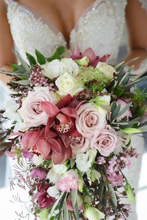 Stunning Cascading Wedding Bouquets Ideas 2022 Guide And Faqs Wedding