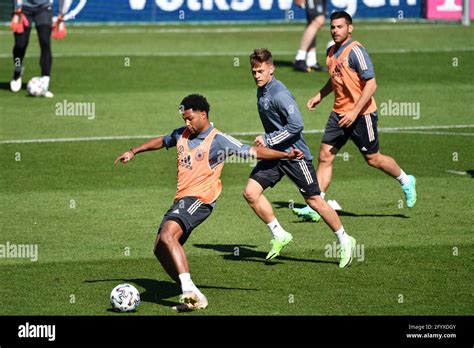 from left serge gnabry joshua kimmich kevin volland action duels training german national