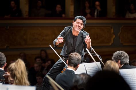 Stradivarifestival chamber orchestra ezio bosso 2018. Ezio Bosso dirige la StradivariFestival Chamber Orchestra ...