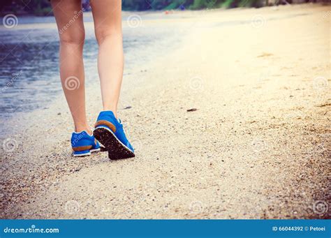 De Benen Die Van Vrouwen Of Langs Het Strand Lopen Lopen Stock Foto